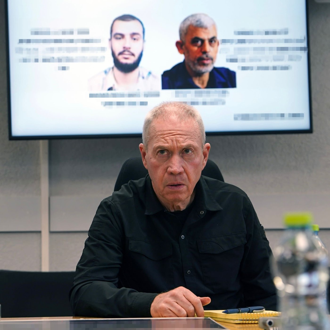 גלנט, מאחוריו תמונתו של סינוואר