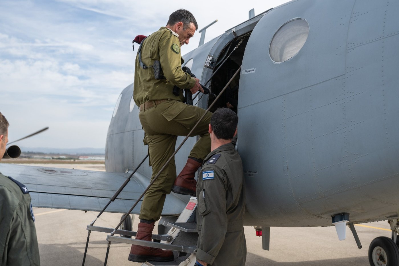 הרמטכ"ל עולה על המטוס