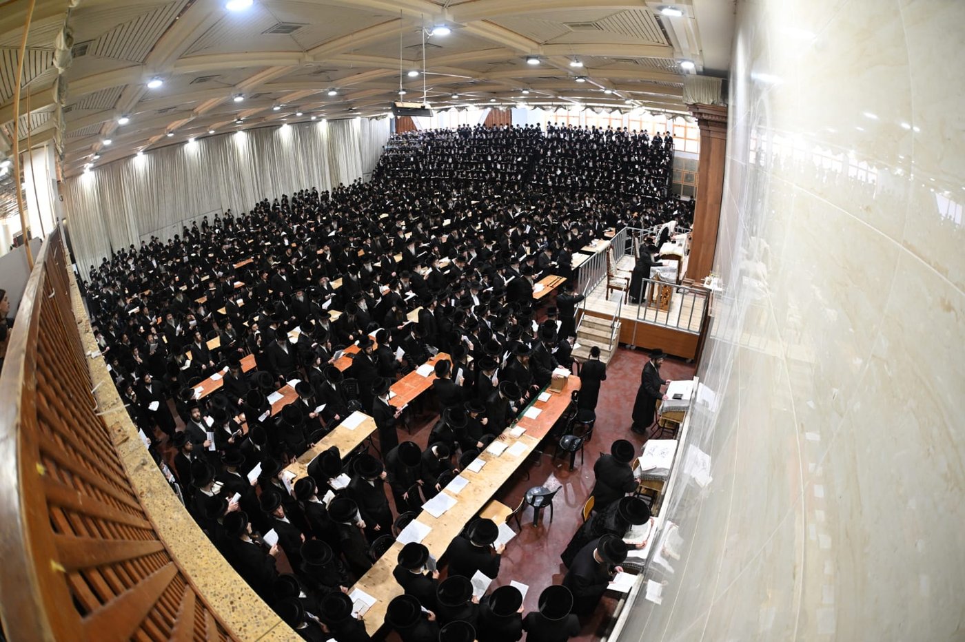 האדמו"רים מצאנז וויז'ניץ יחד בתפילת יום כיפור קטן | תיעוד