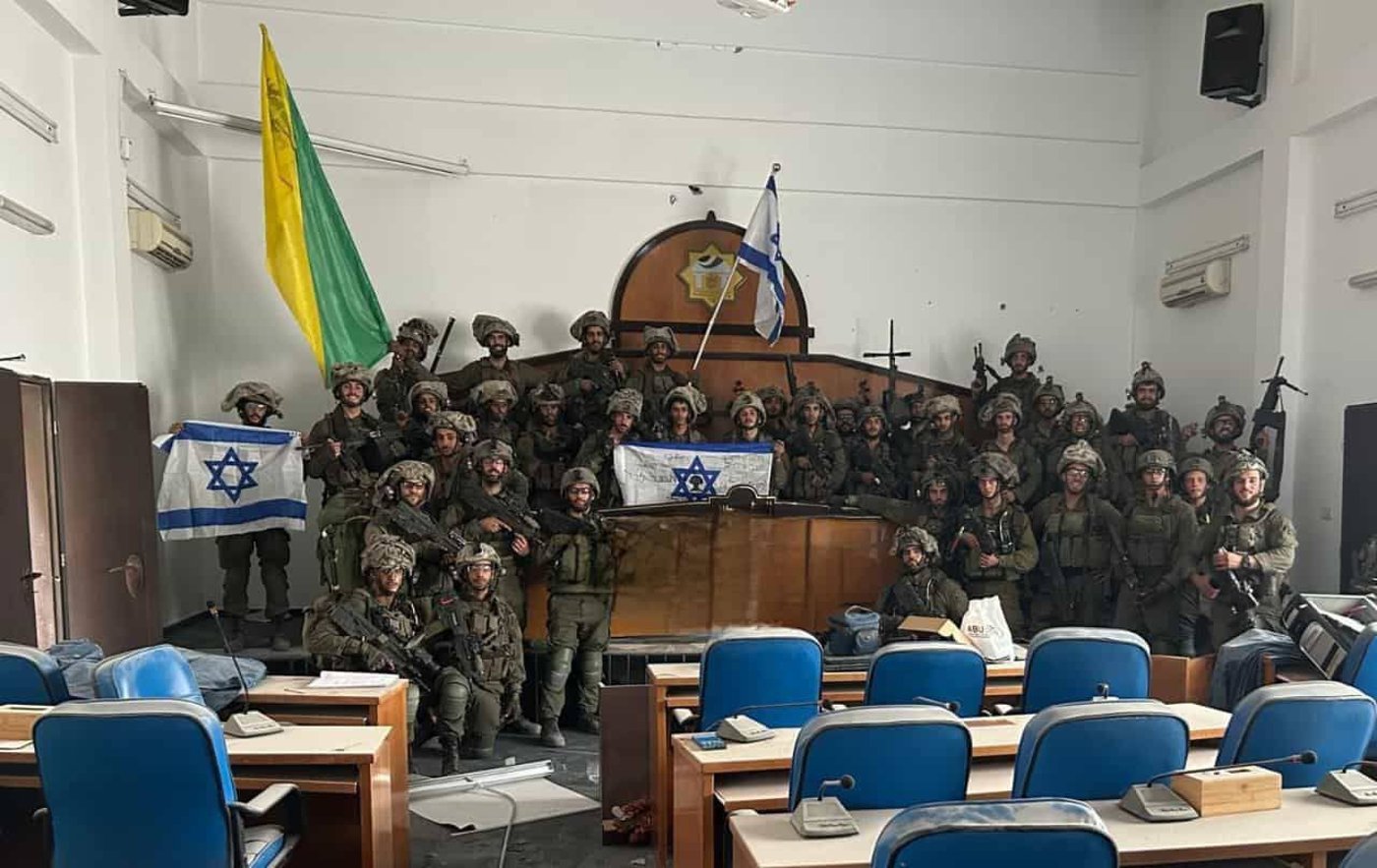 תיעוד היסטורי: לוחמי צה"ל השתלטו על פרלמנט חמאס בעזה