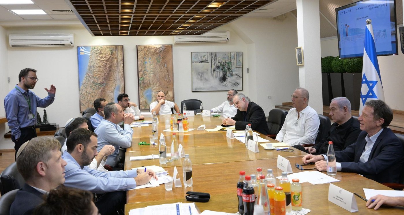 נתניהו ובכירי האוצר היום