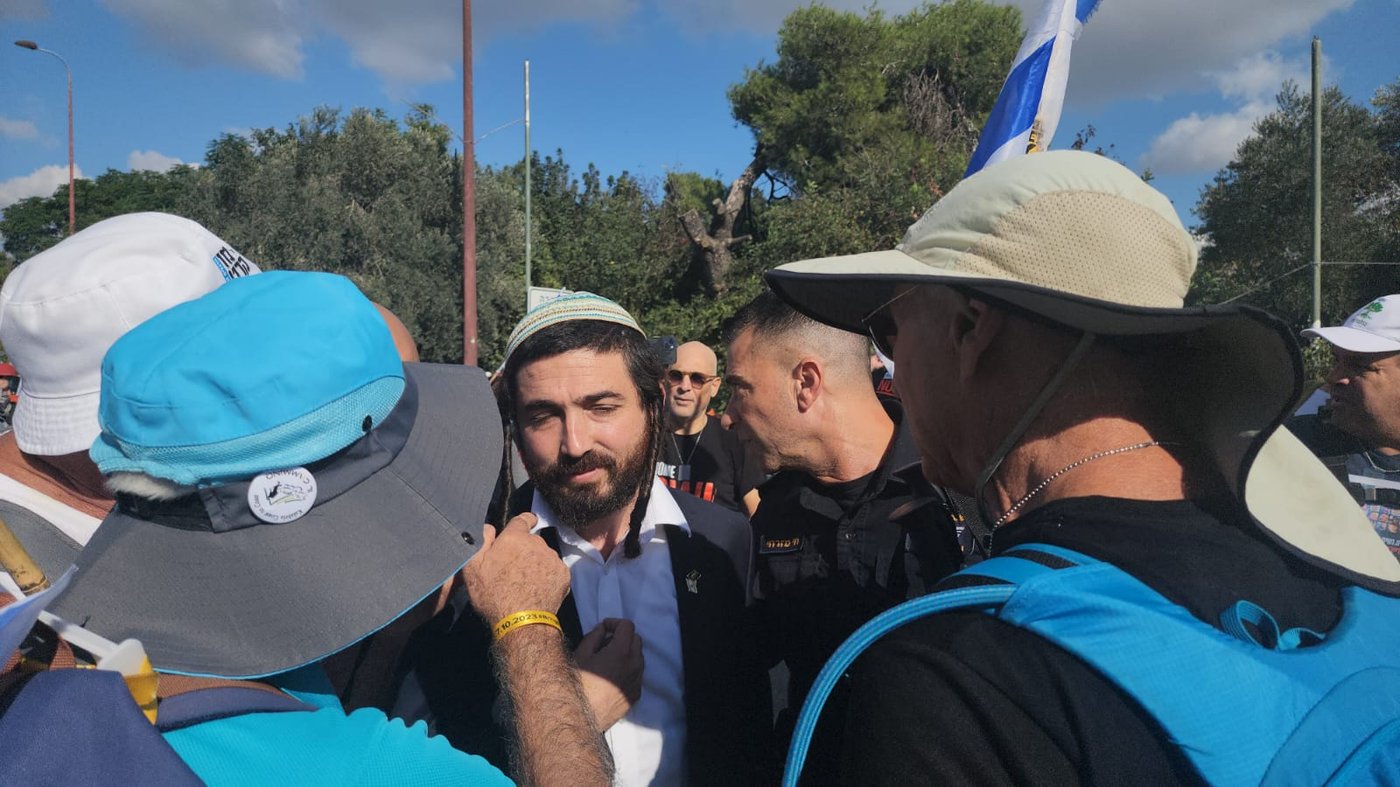 ח"כ סוכות הגיע לצעדת משפחות החטופים - וגורש בצעקות
