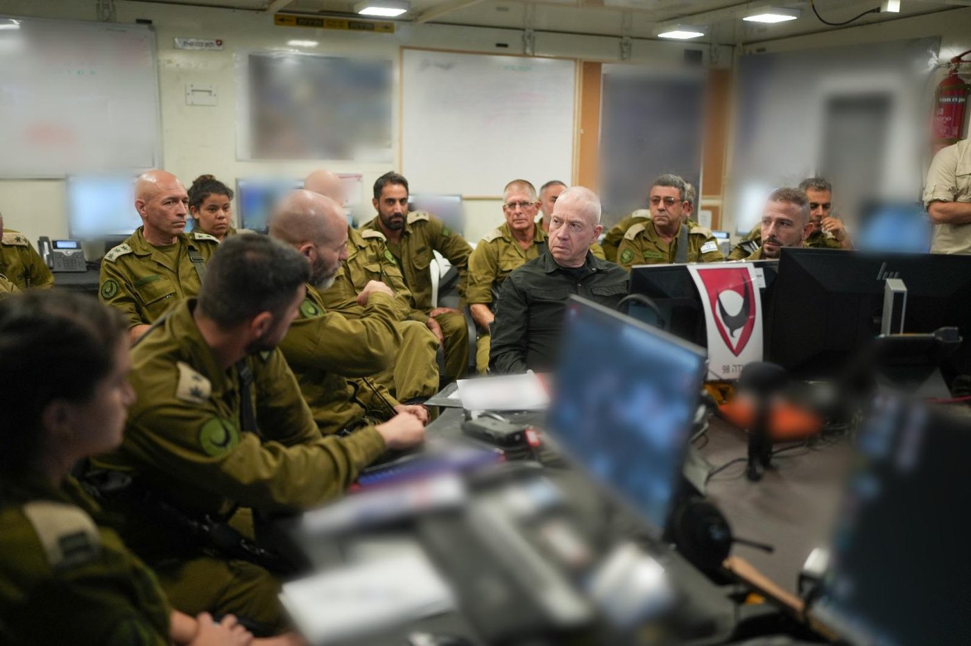 גלנט עם הלוחמים