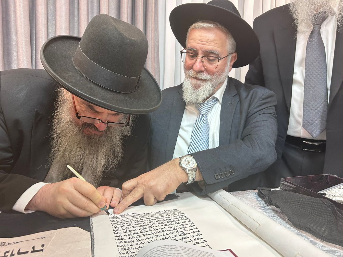 גדולי ישראל בכתיבת אות בספר התורה בביתו של הפוסק | תיעוד