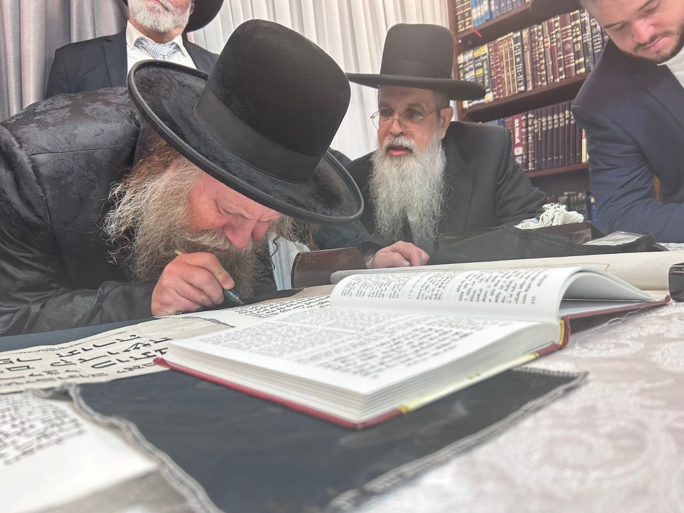 גדולי ישראל בכתיבת אות בספר התורה בביתו של הפוסק | תיעוד