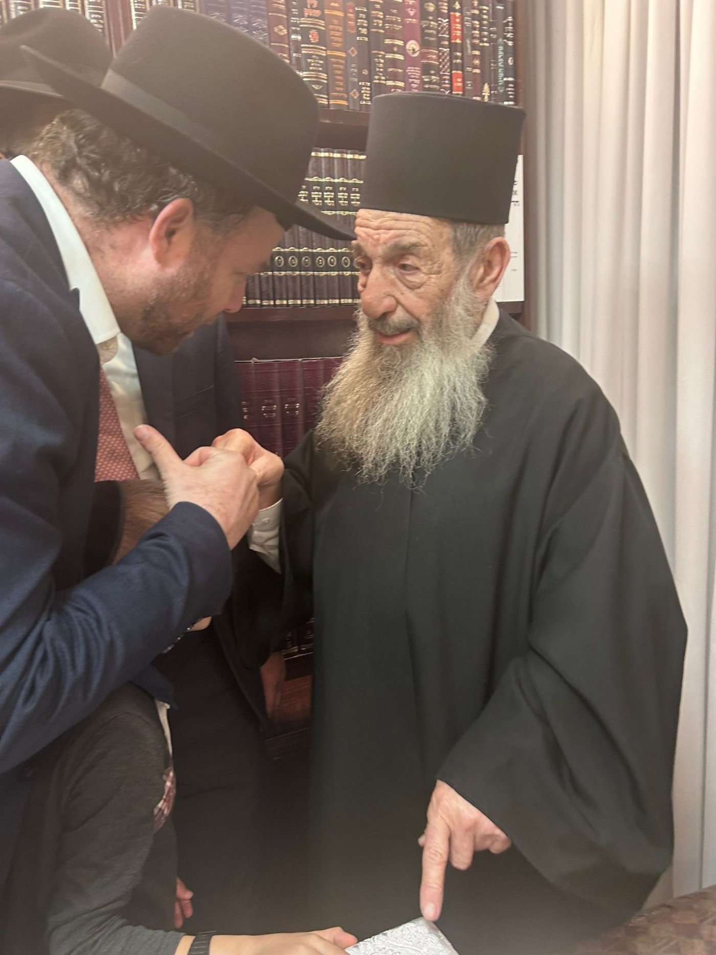 גדולי ישראל בכתיבת אות בספר התורה בביתו של הפוסק | תיעוד