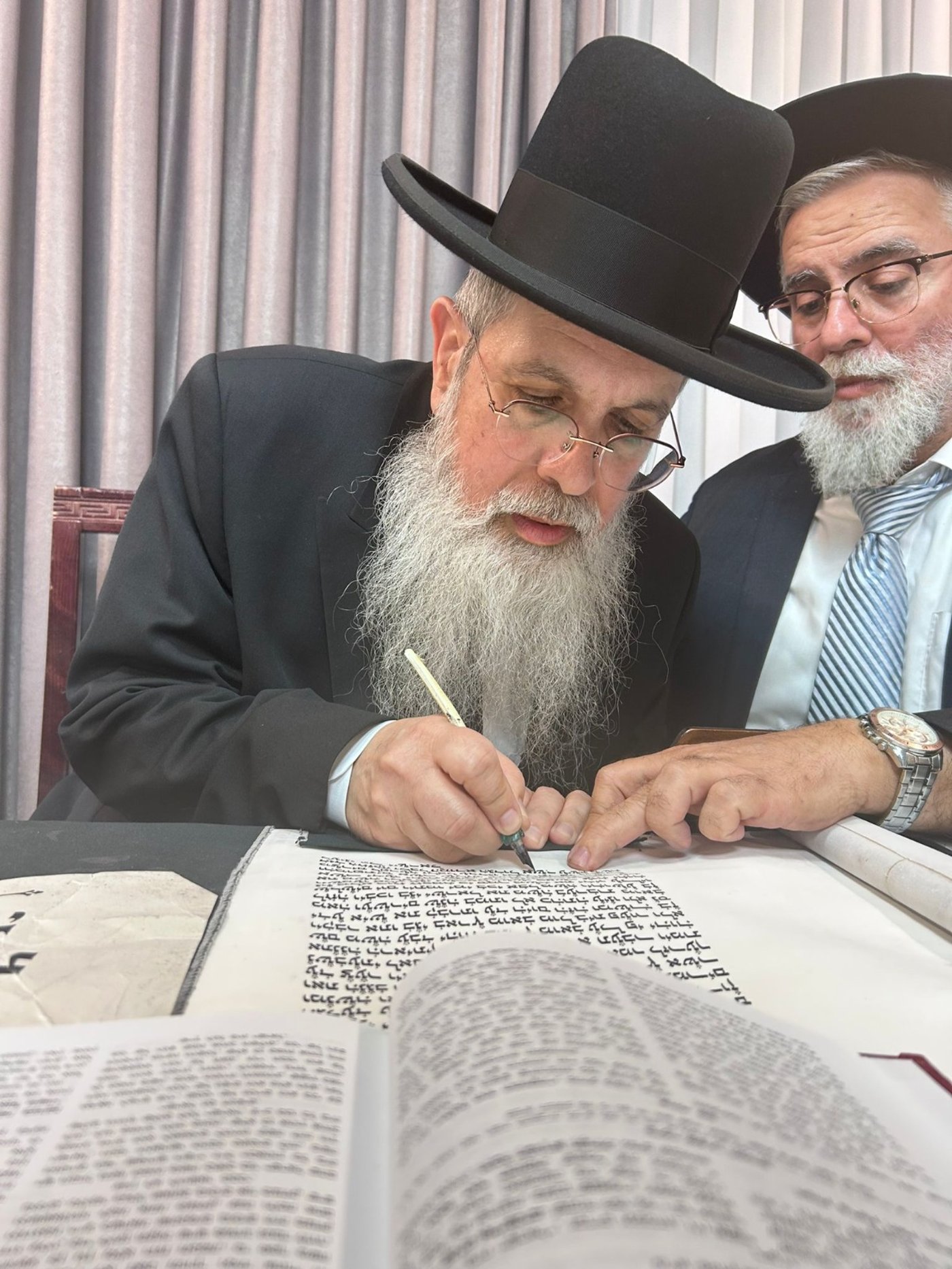 גדולי ישראל בכתיבת אות בספר התורה בביתו של הפוסק | תיעוד