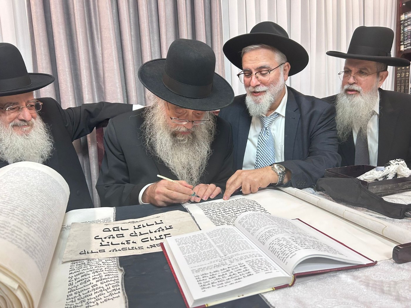 גדולי ישראל בכתיבת אות בספר התורה בביתו של הפוסק | תיעוד