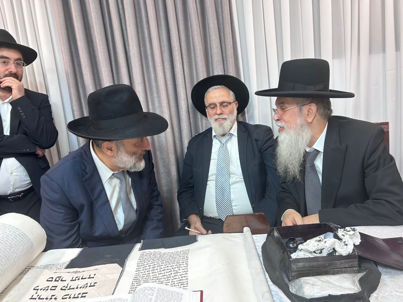 גדולי ישראל בכתיבת אות בספר התורה בביתו של הפוסק | תיעוד