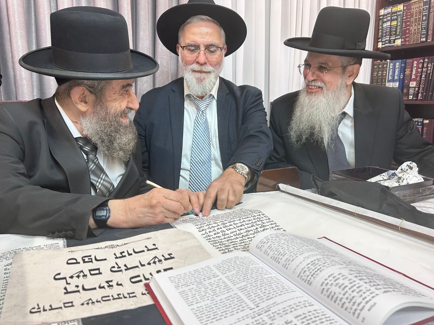 גדולי ישראל בכתיבת אות בספר התורה בביתו של הפוסק | תיעוד
