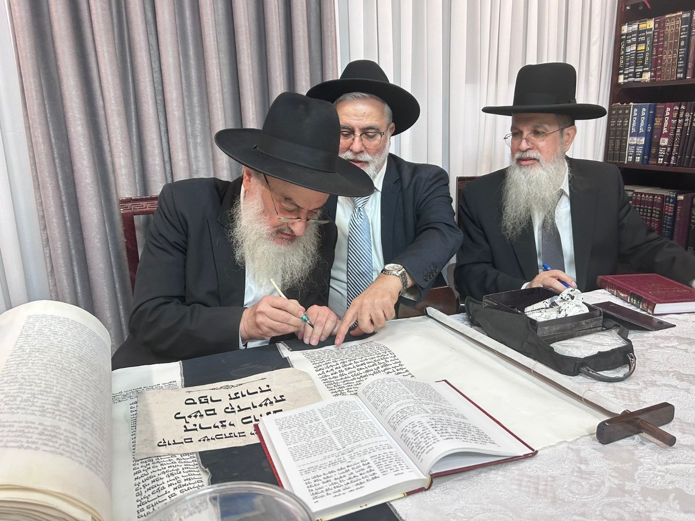 גדולי ישראל בכתיבת אות בספר התורה בביתו של הפוסק | תיעוד