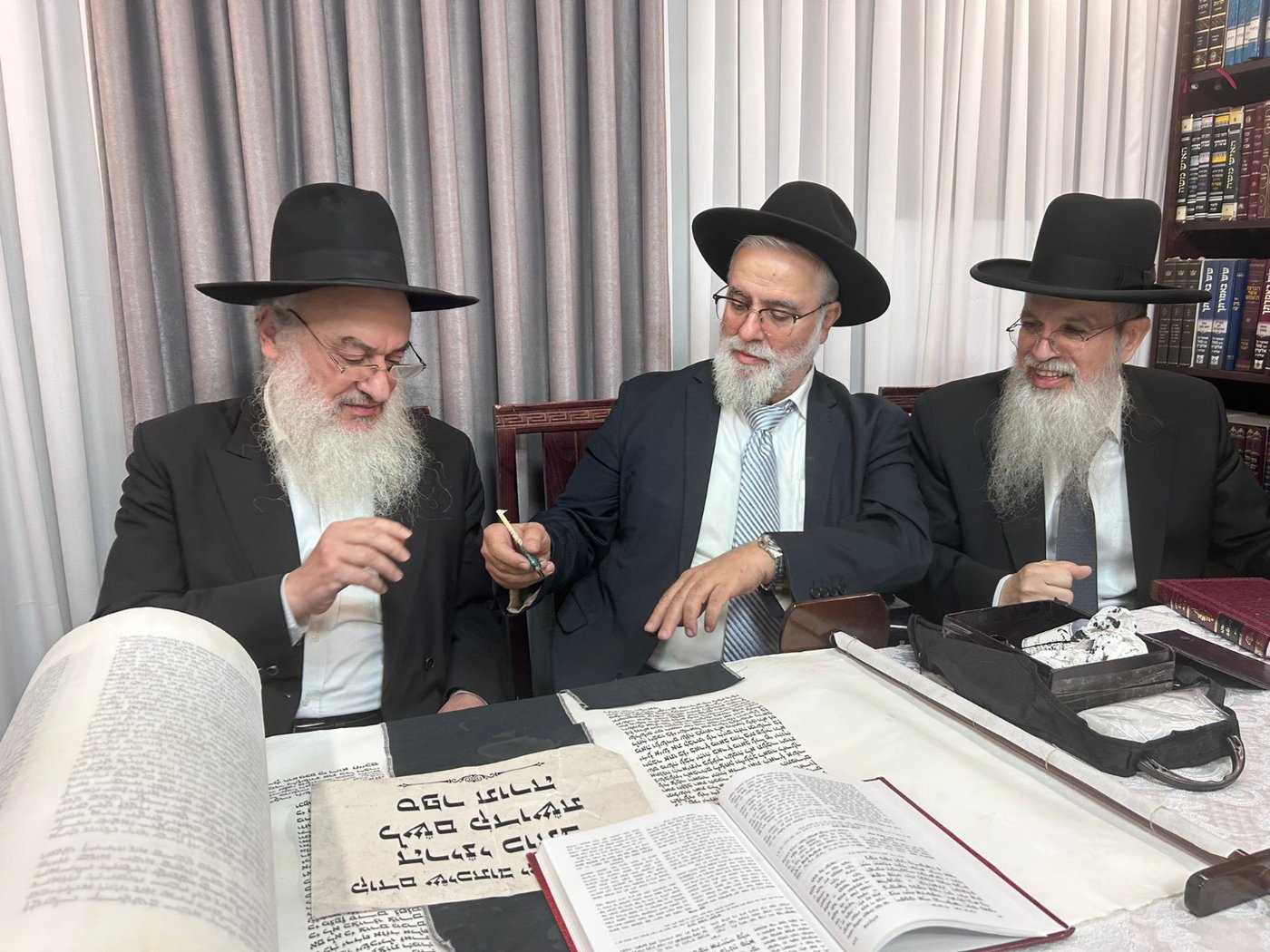 גדולי ישראל בכתיבת אות בספר התורה בביתו של הפוסק | תיעוד