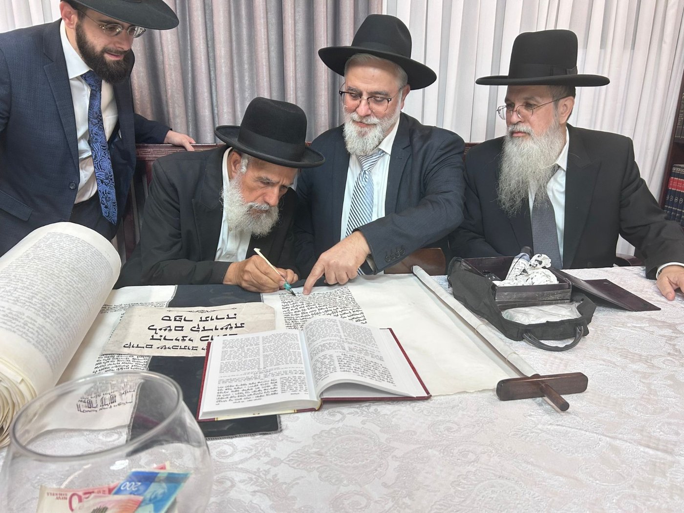 גדולי ישראל בכתיבת אות בספר התורה בביתו של הפוסק | תיעוד