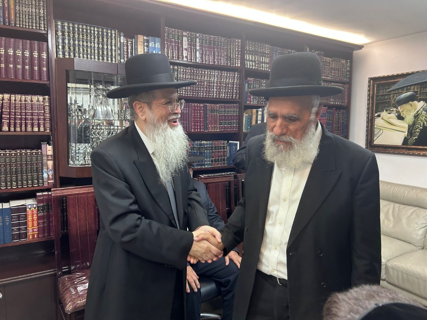 גדולי ישראל בכתיבת אות בספר התורה בביתו של הפוסק | תיעוד