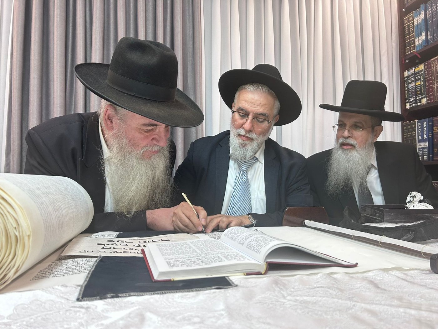 גדולי ישראל בכתיבת אות בספר התורה בביתו של הפוסק | תיעוד