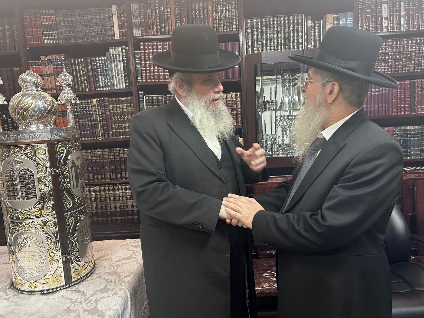 גדולי ישראל בכתיבת אות בספר התורה בביתו של הפוסק | תיעוד