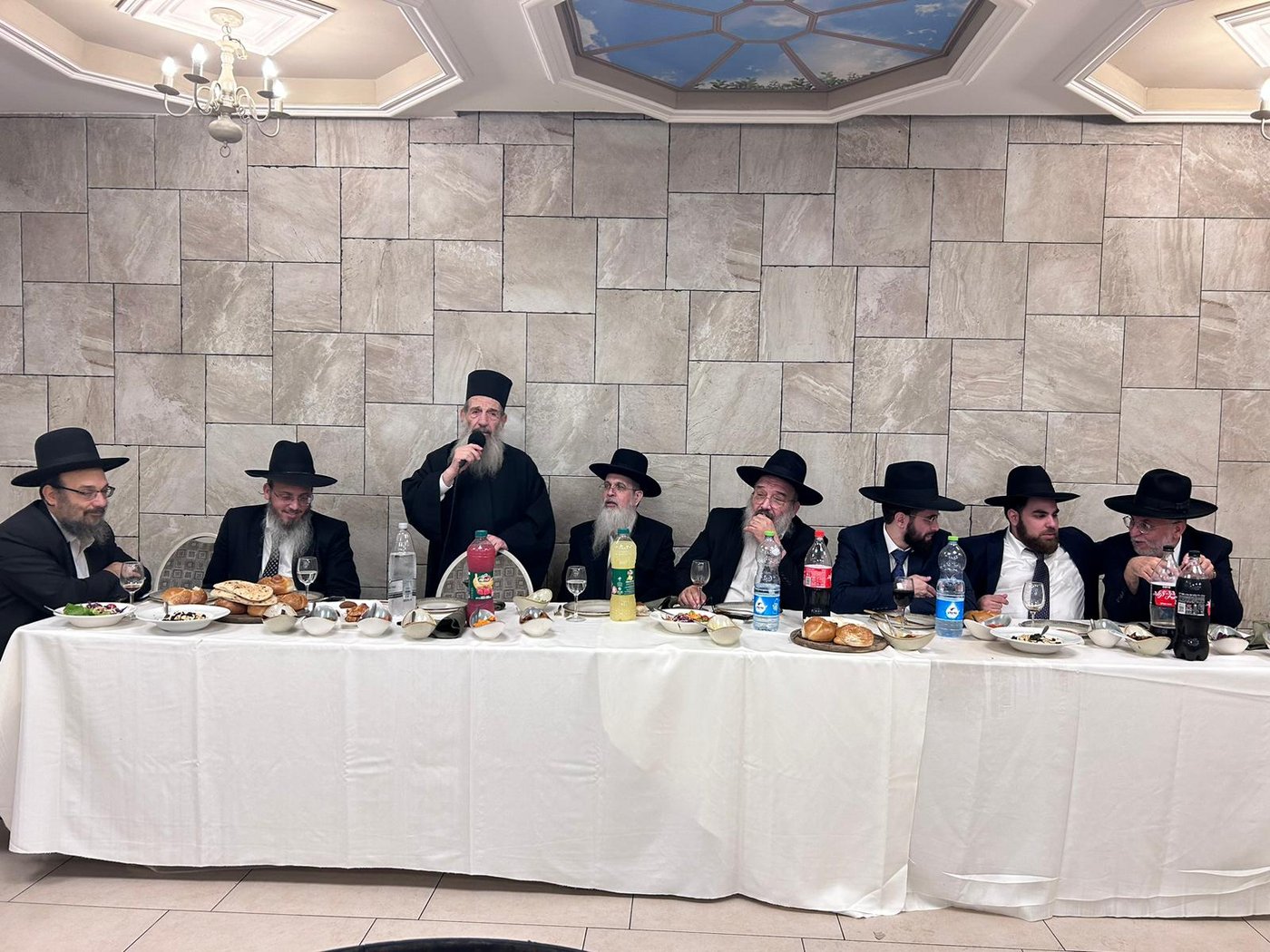 גדולי ישראל בכתיבת אות בספר התורה בביתו של הפוסק | תיעוד