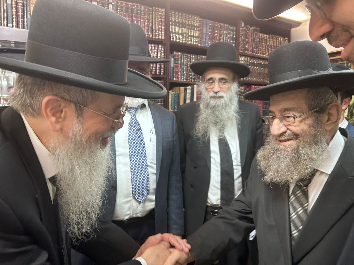 גדולי ישראל בכתיבת אות בספר התורה בביתו של הפוסק | תיעוד