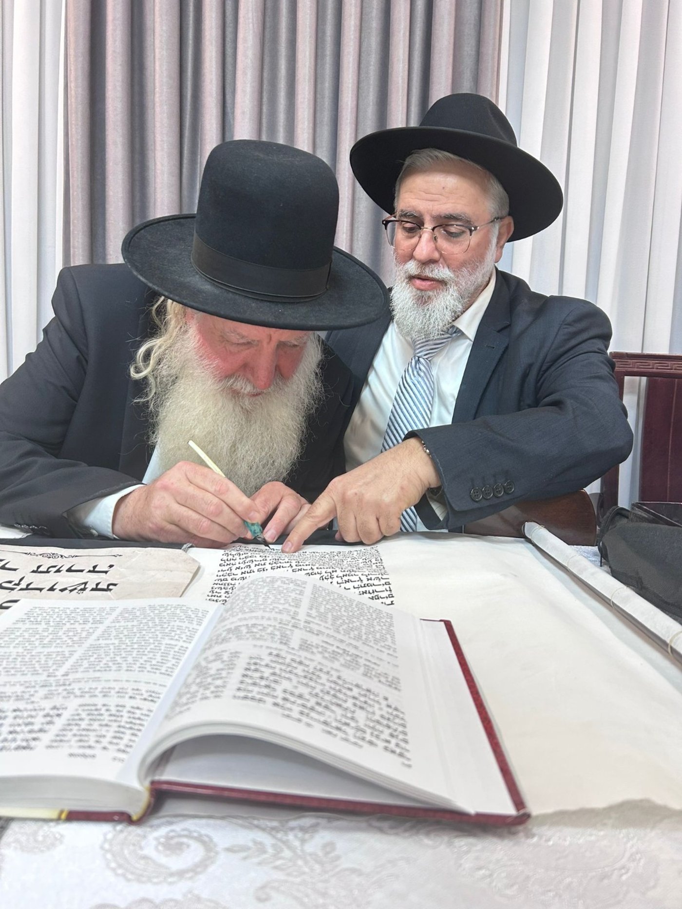 גדולי ישראל בכתיבת אות בספר התורה בביתו של הפוסק | תיעוד
