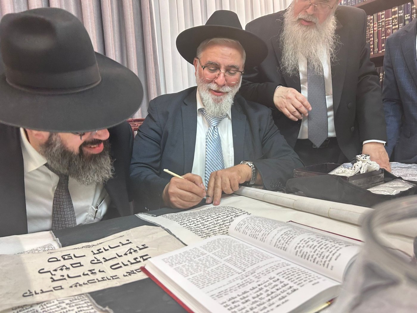 גדולי ישראל בכתיבת אות בספר התורה בביתו של הפוסק | תיעוד