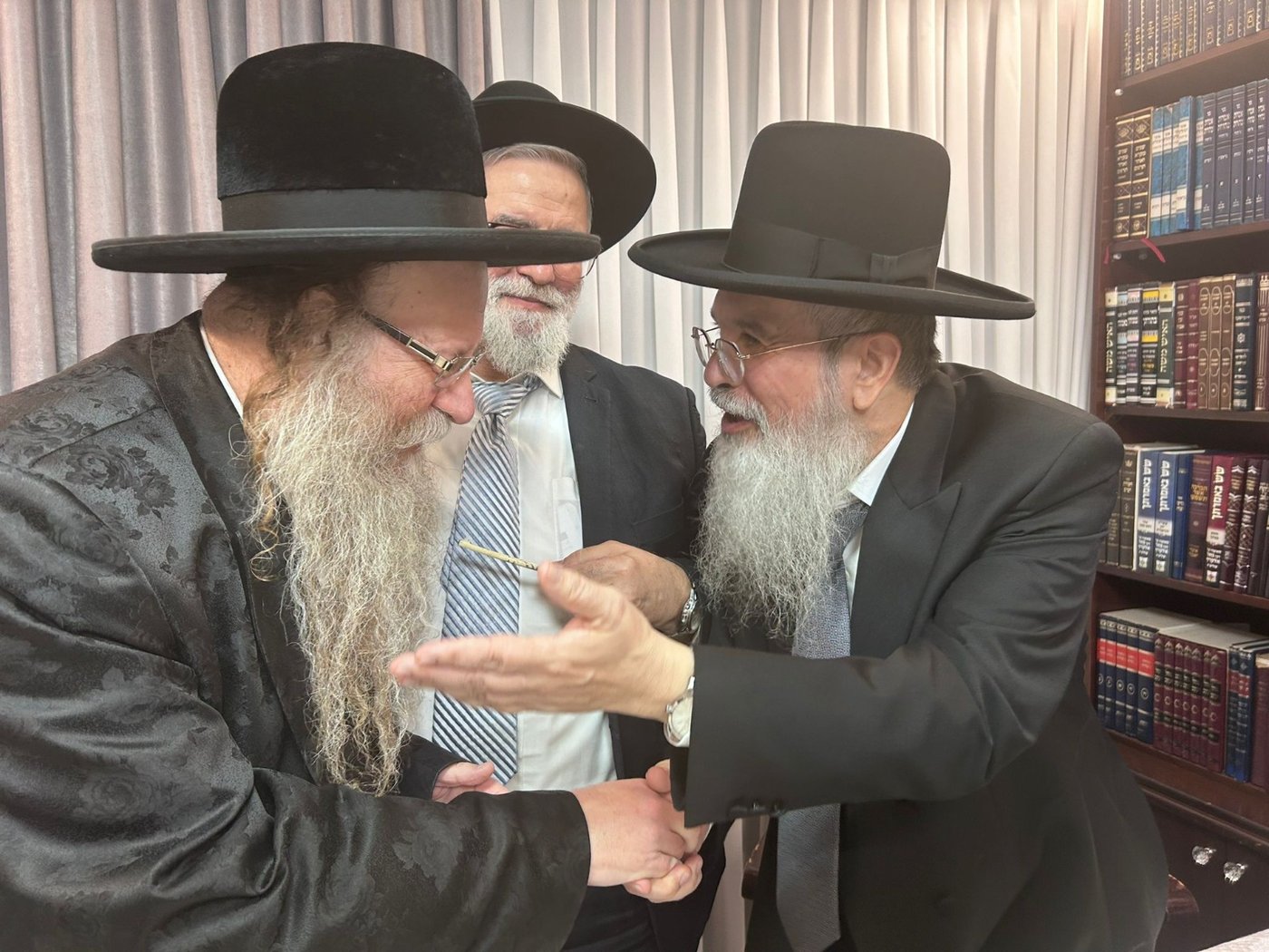 גדולי ישראל בכתיבת אות בספר התורה בביתו של הפוסק | תיעוד