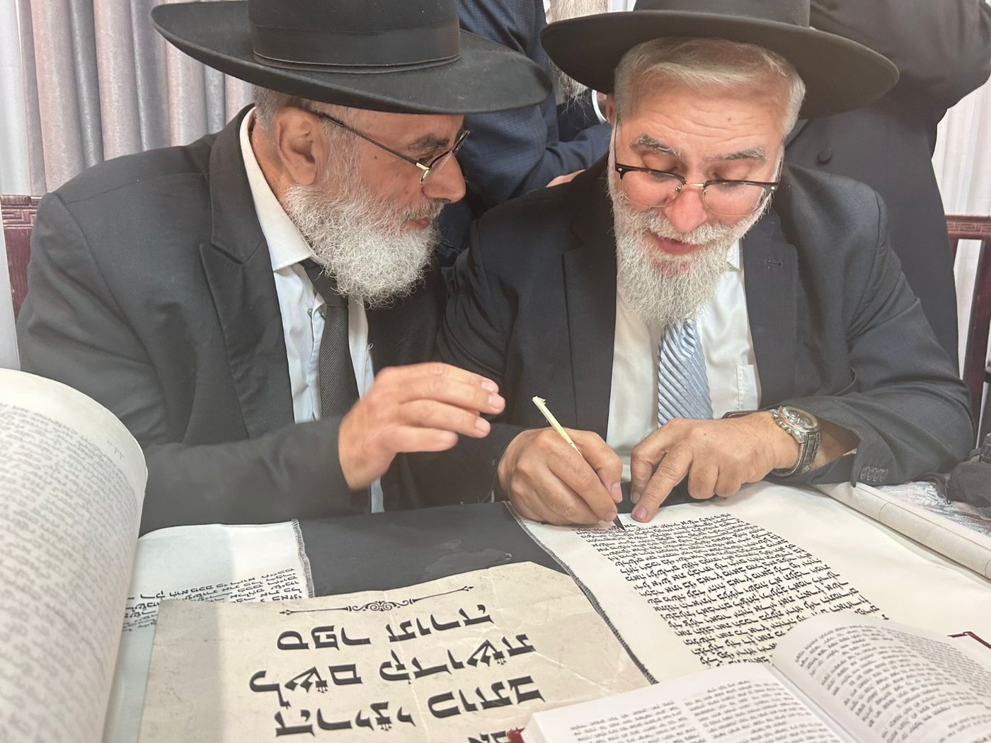גדולי ישראל בכתיבת אות בספר התורה בביתו של הפוסק | תיעוד