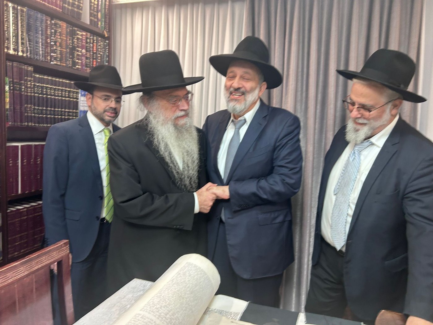 גדולי ישראל בכתיבת אות בספר התורה בביתו של הפוסק | תיעוד