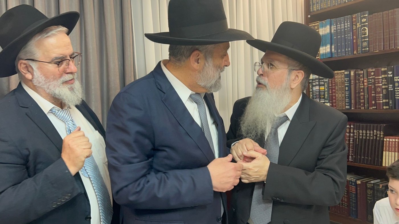 גדולי ישראל בכתיבת אות בספר התורה בביתו של הפוסק | תיעוד