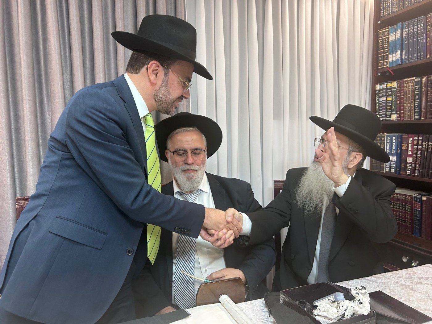 גדולי ישראל בכתיבת אות בספר התורה בביתו של הפוסק | תיעוד