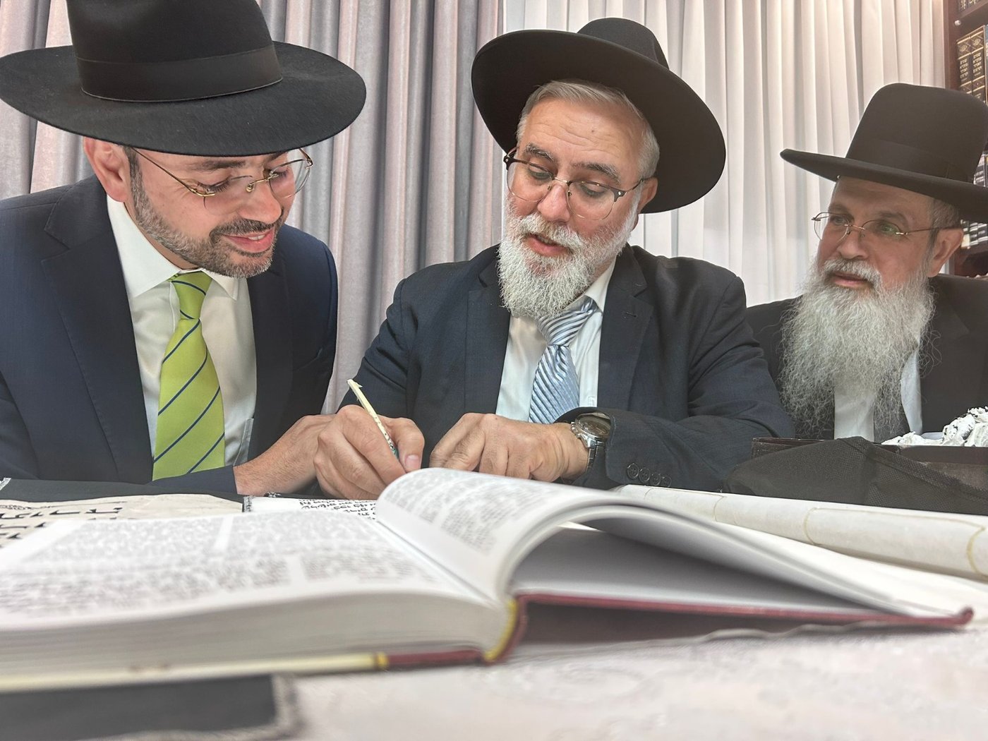 גדולי ישראל בכתיבת אות בספר התורה בביתו של הפוסק | תיעוד