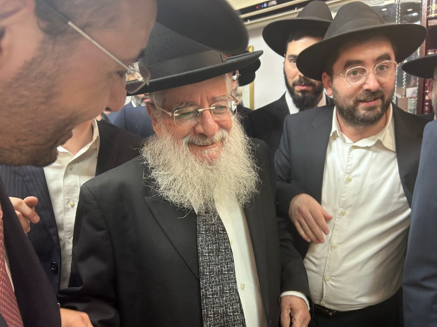 גדולי ישראל בכתיבת אות בספר התורה בביתו של הפוסק | תיעוד