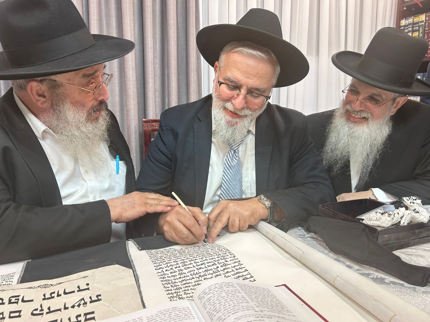 גדולי ישראל בכתיבת אות בספר התורה בביתו של הפוסק | תיעוד