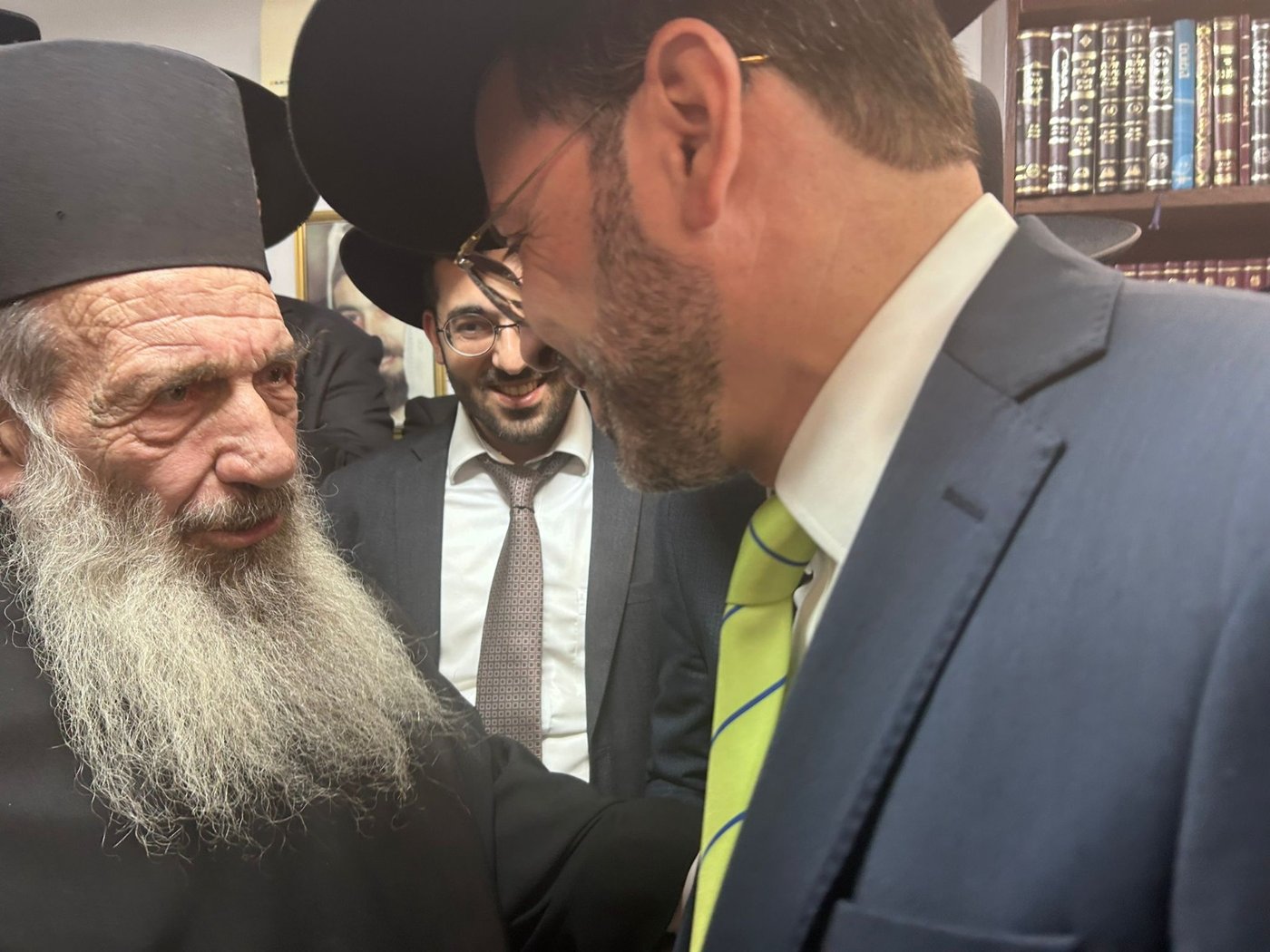 גדולי ישראל בכתיבת אות בספר התורה בביתו של הפוסק | תיעוד