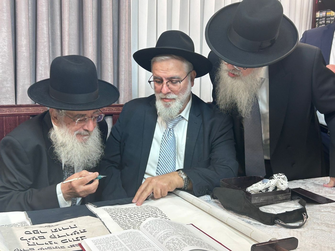 גדולי ישראל בכתיבת אות בספר התורה בביתו של הפוסק | תיעוד
