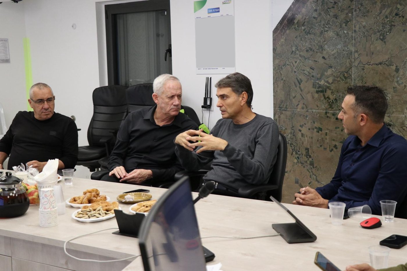 גנץ בדרום: "גם אם תהיה הפוגה - נחזור ונכה באויב בכל העוצמה"