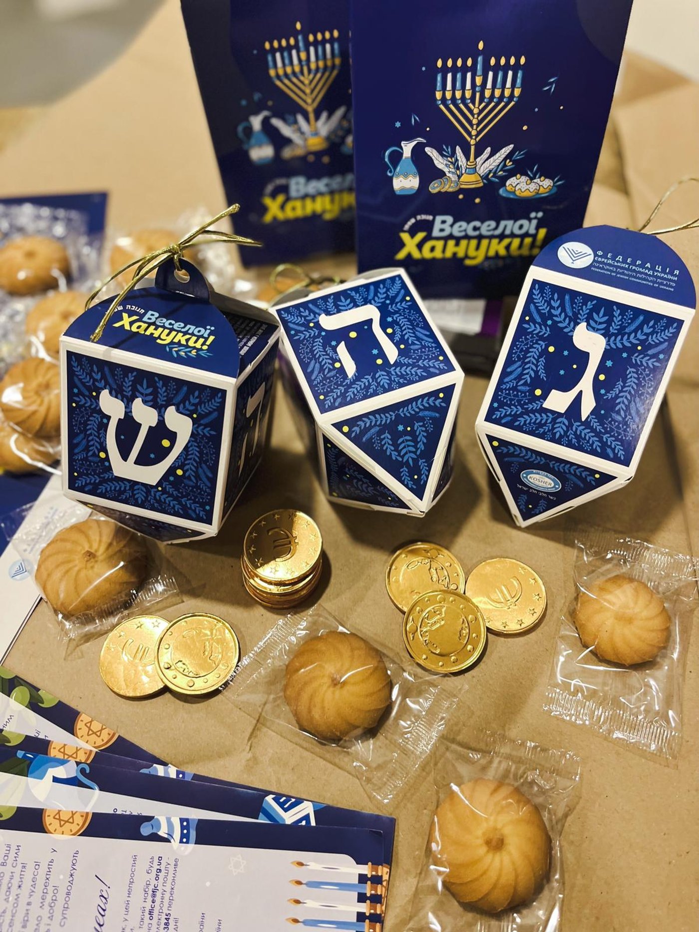 "פּוֹבְרנֹוּטִי דֹו דוֹמְוּ": באוקראינה יחלקו ערכות חנוכה - עם תמונות החטופים