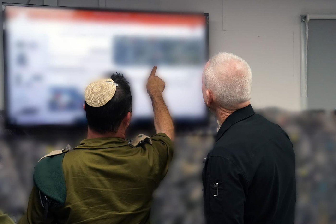 גלגט בבסיס המודיעין