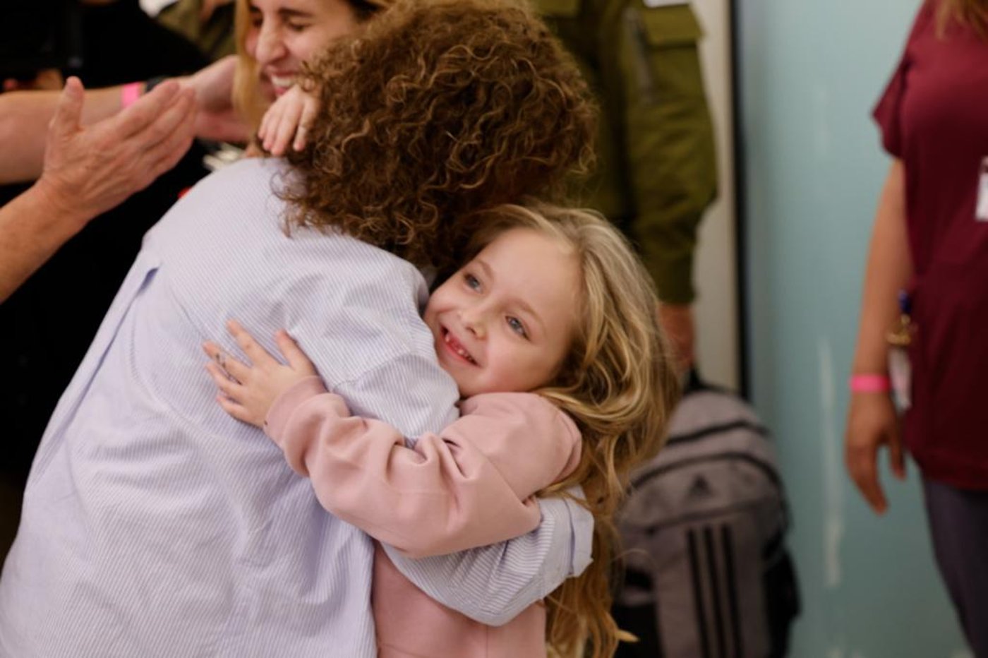 החטופה אמיליה אלוני התאחדה עם משפחתה