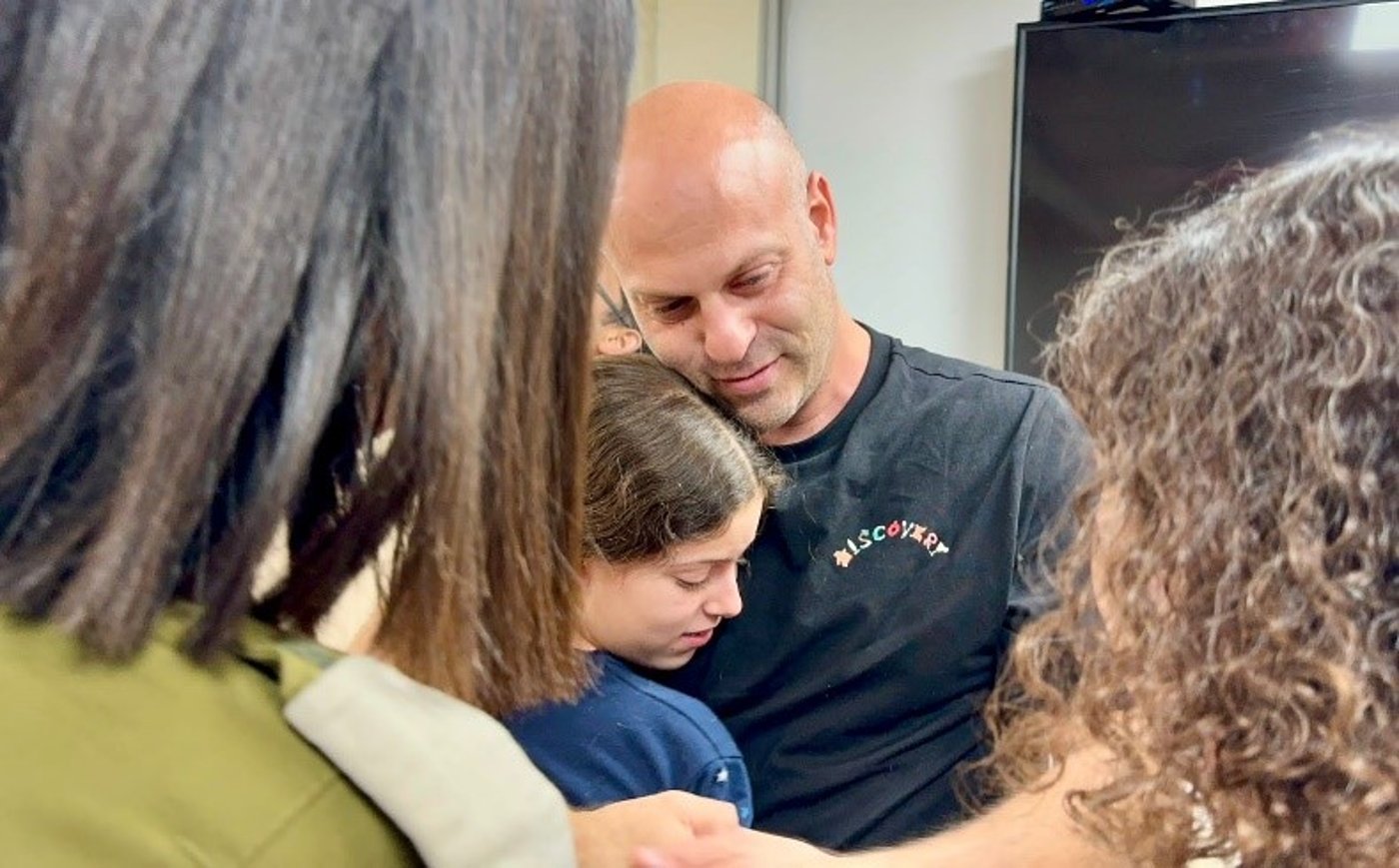 לצפות ולבכות: אמילי נפגשה עם אביה, הילה עם דודה • אלו החטופים ששוחררו הלילה