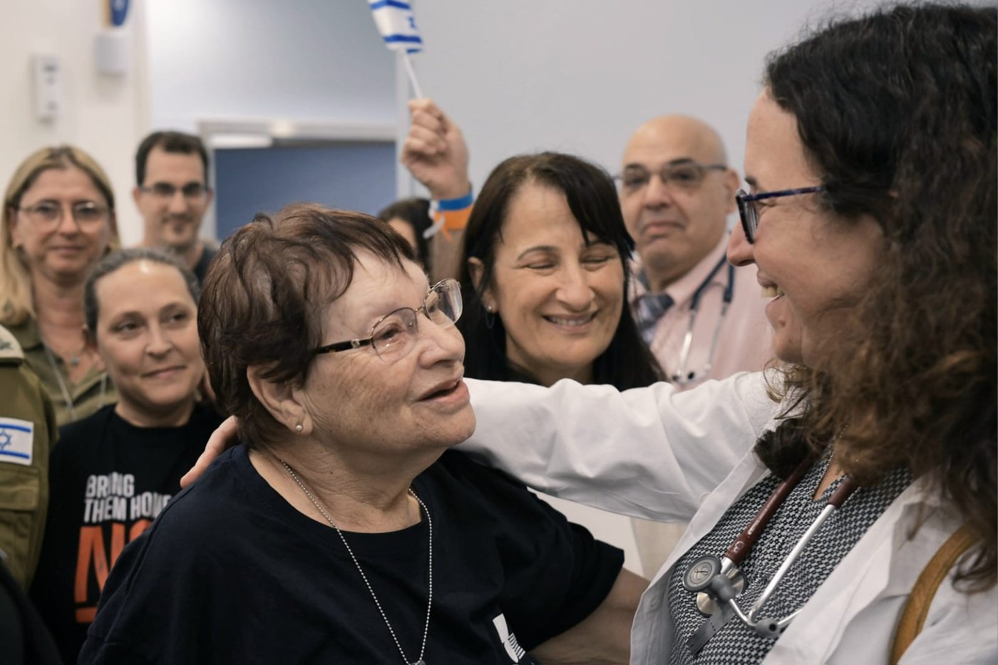 מנופפים עם דגלים: החטופה בת ה-70 עוזבת את בית החולים