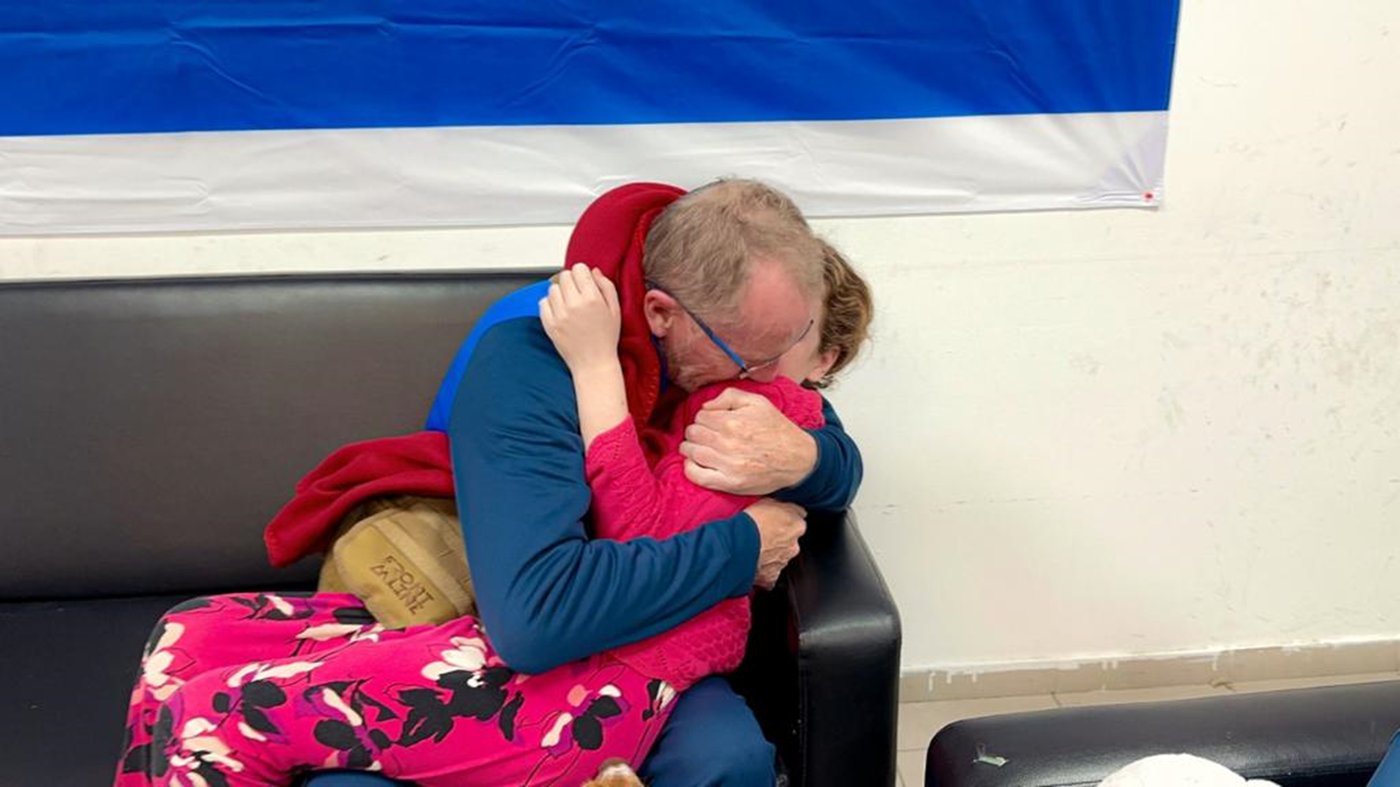 המפגש הראשוני בין אמילי הנד לאביה