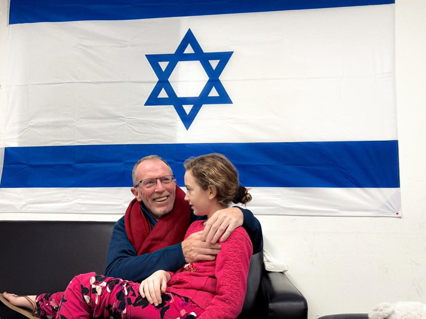 המפגש הראשוני בין אמילי הנד לאביה