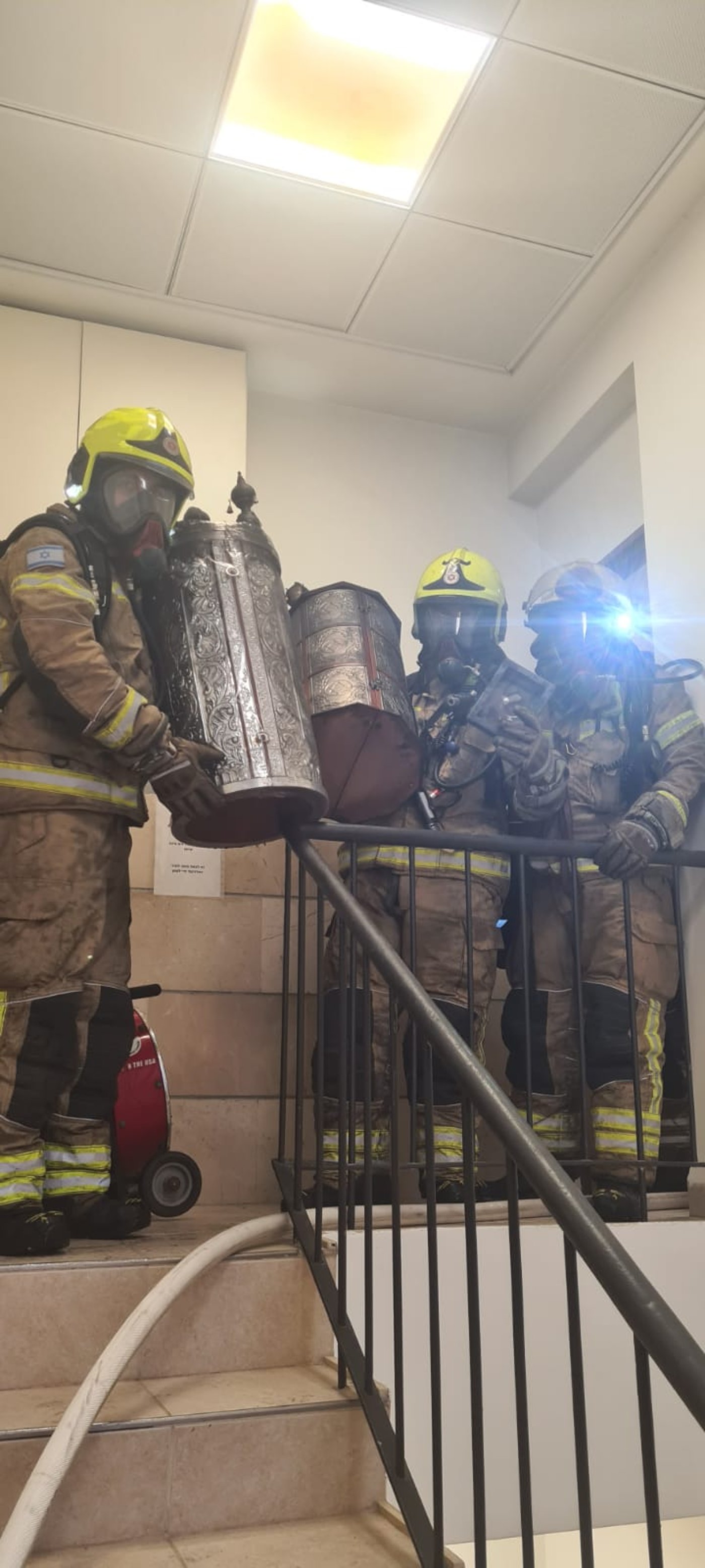לוחמי האש חילצו ספרי תורה וספרי קודש ממשרד שבער באש