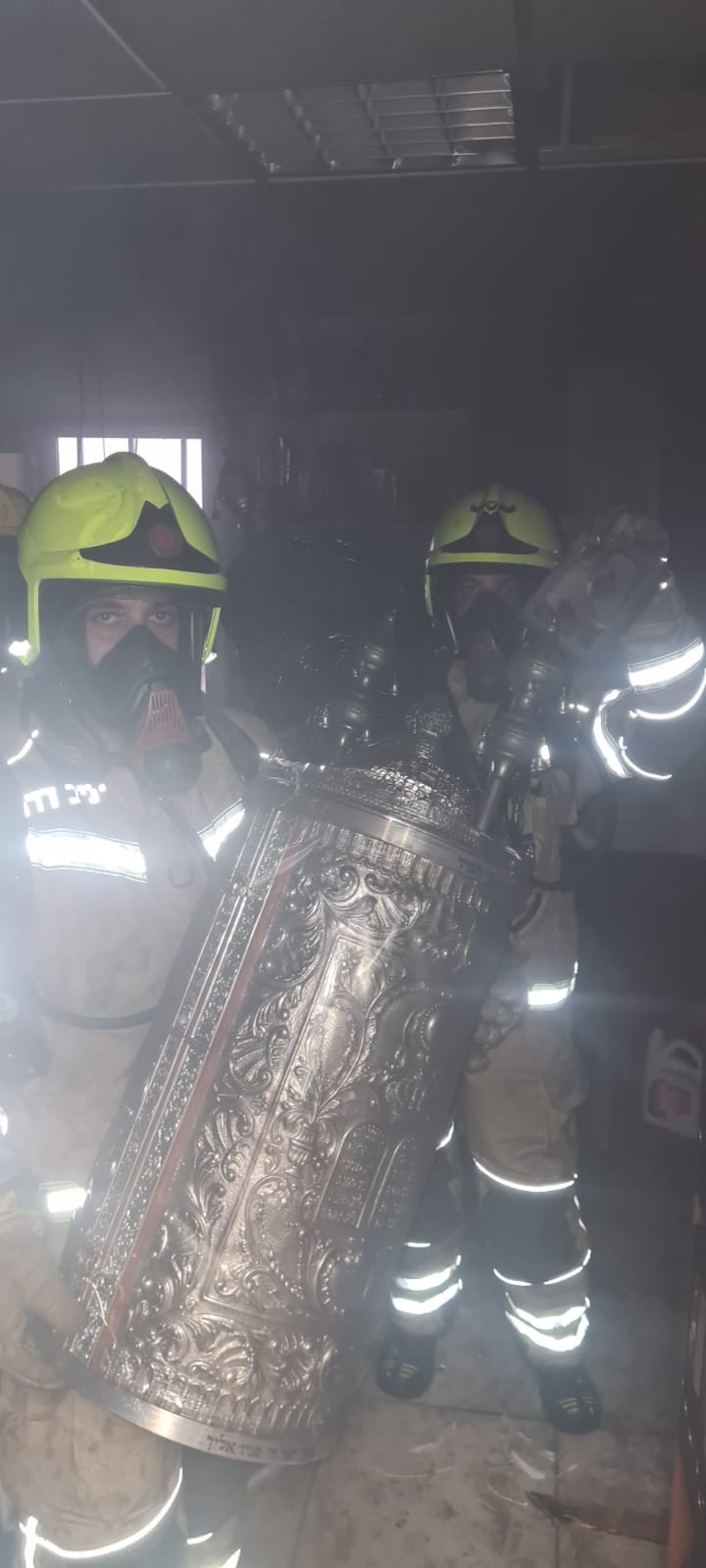 לוחמי האש חילצו ספרי תורה וספרי קודש ממשרד שבער באש