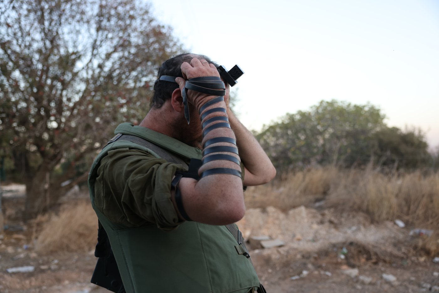 חייל צה"ל מתפלל סמוך לגבול ישראל עם לבנון