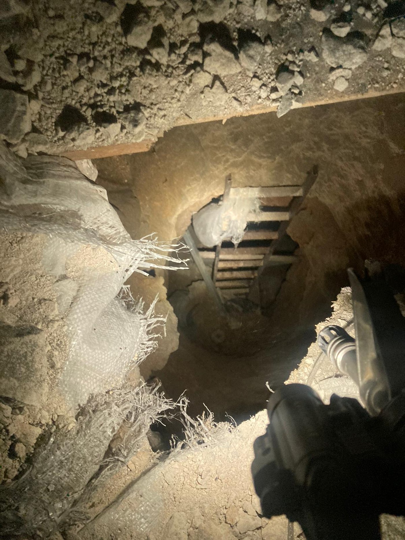 אמצעי לחימה, פיר תת קרקעי ומחרטה לייצור אמל"ח שאותרו על ידי הכוחות