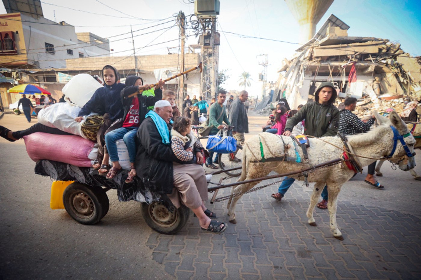 הפלסטינים מתגודדים ליד בניין הרוס - ונמלטים מח'אן יונס