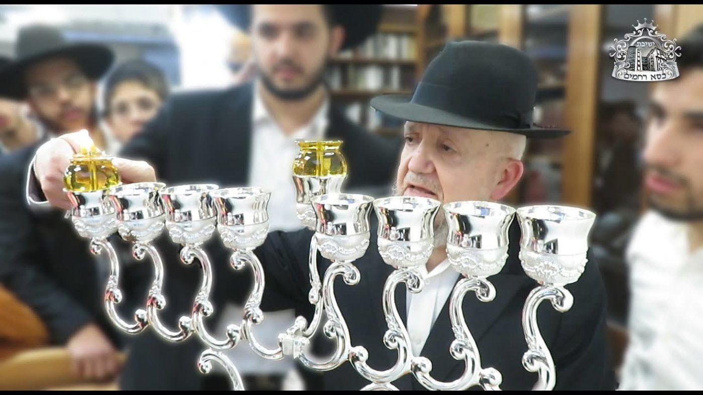 הגר"מ מאזוז בהדלקת נר ראשון של חנוכה | ארכיון
