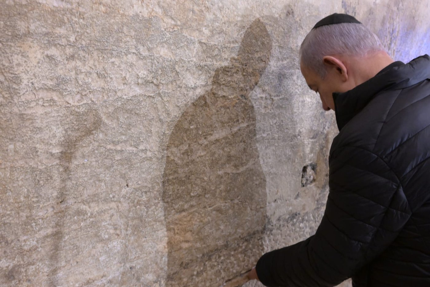נתניהו הדליק נר חנוכה בכותל עם בן גביר: "נפרק את האויב"