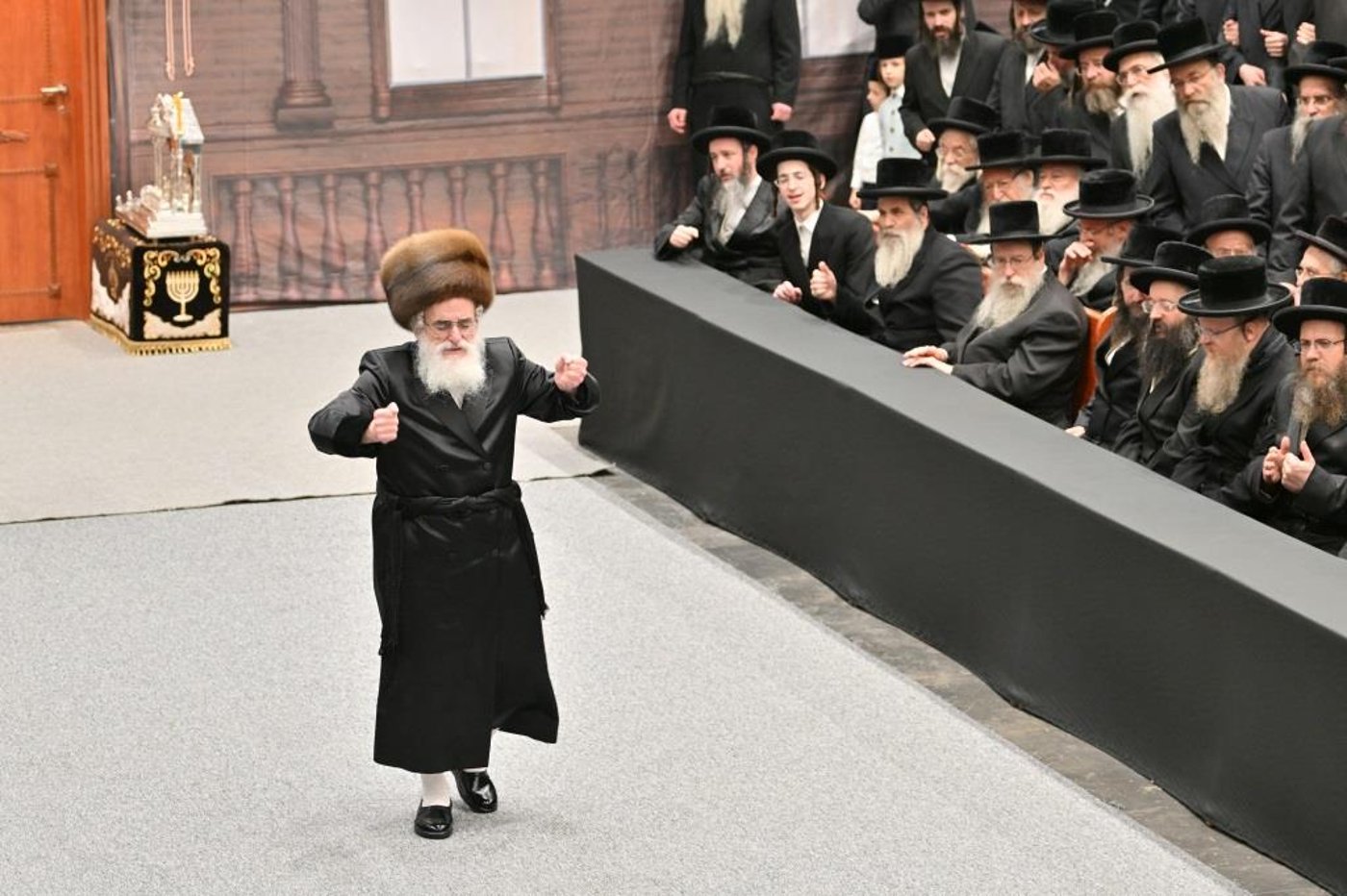 הדלקת נרות חנוכה בויז'ניץ